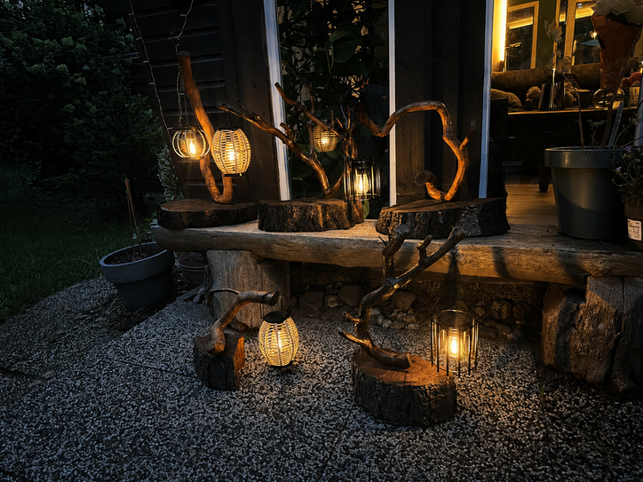 Mehrere leuchtende Waldwerk-Lampenständer vor dem Tiny House